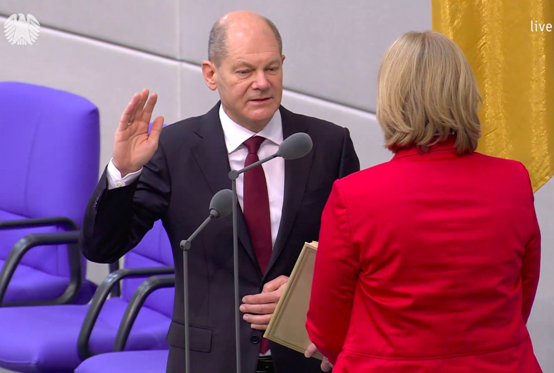 Olaf Scholz beëdigd als kanselier